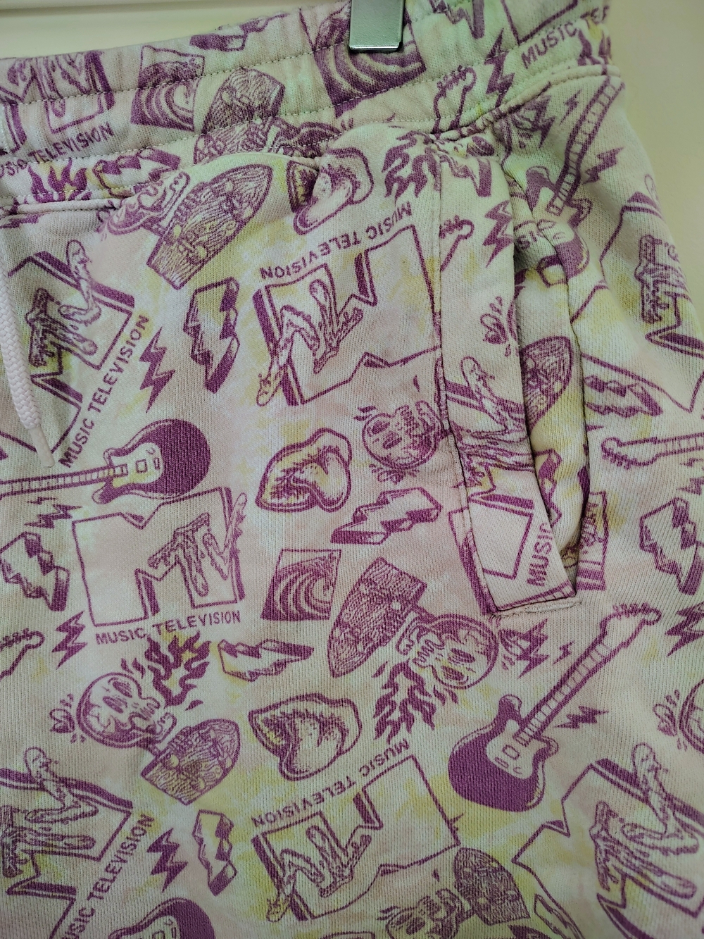 H&M x MTV Graphic Print Sweatshorts Size M Purple White Y2K Relaxed Fit - Picture 4 of 4